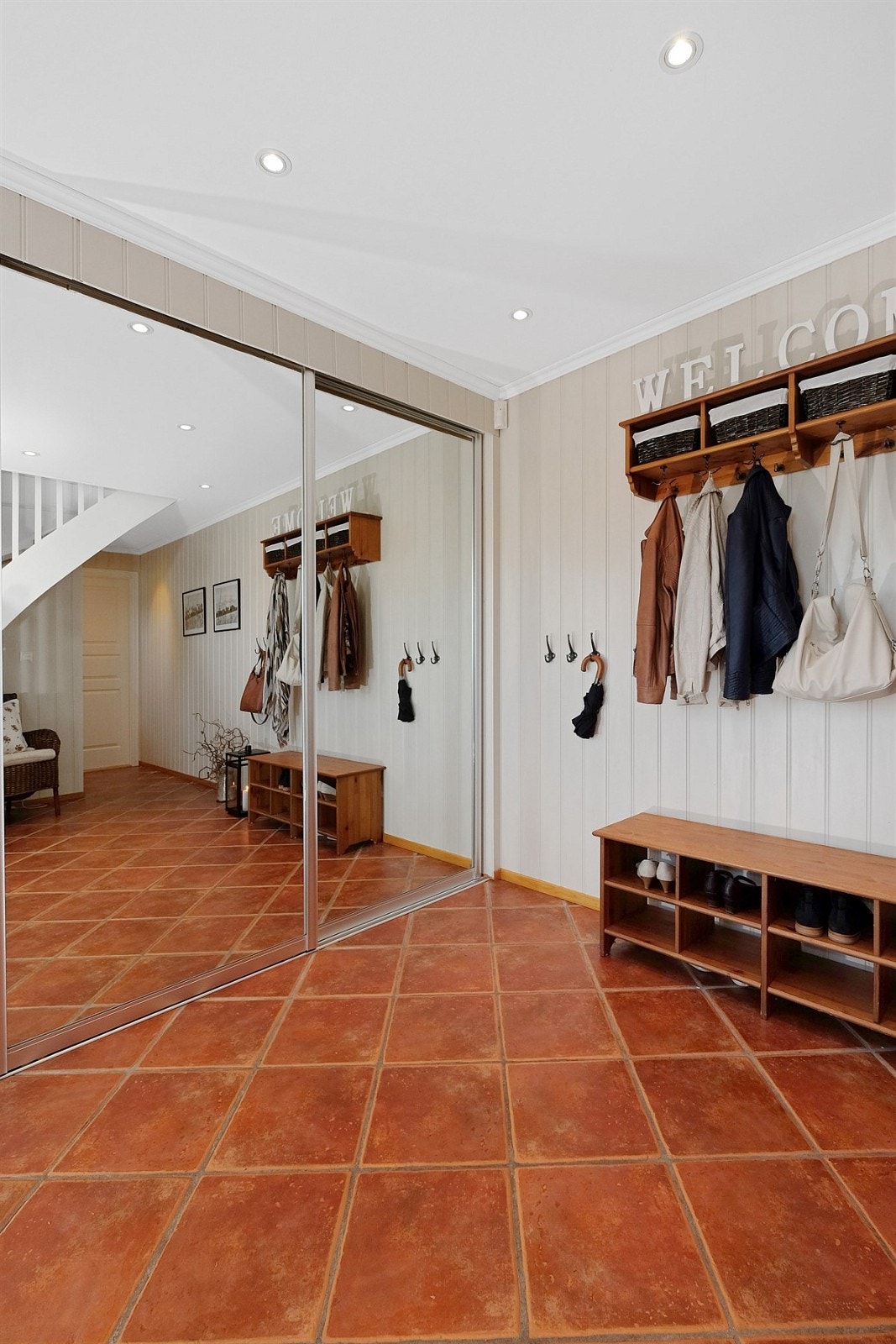 Skyvedørdsgarderobe i hallen Galleribilde
