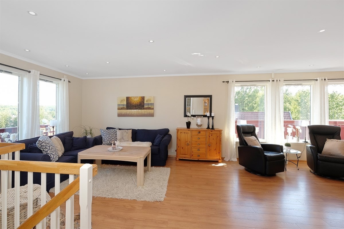 Da har vi tatt trappen opp til hovedetasjen og vi ser deler av stua Galleribilde