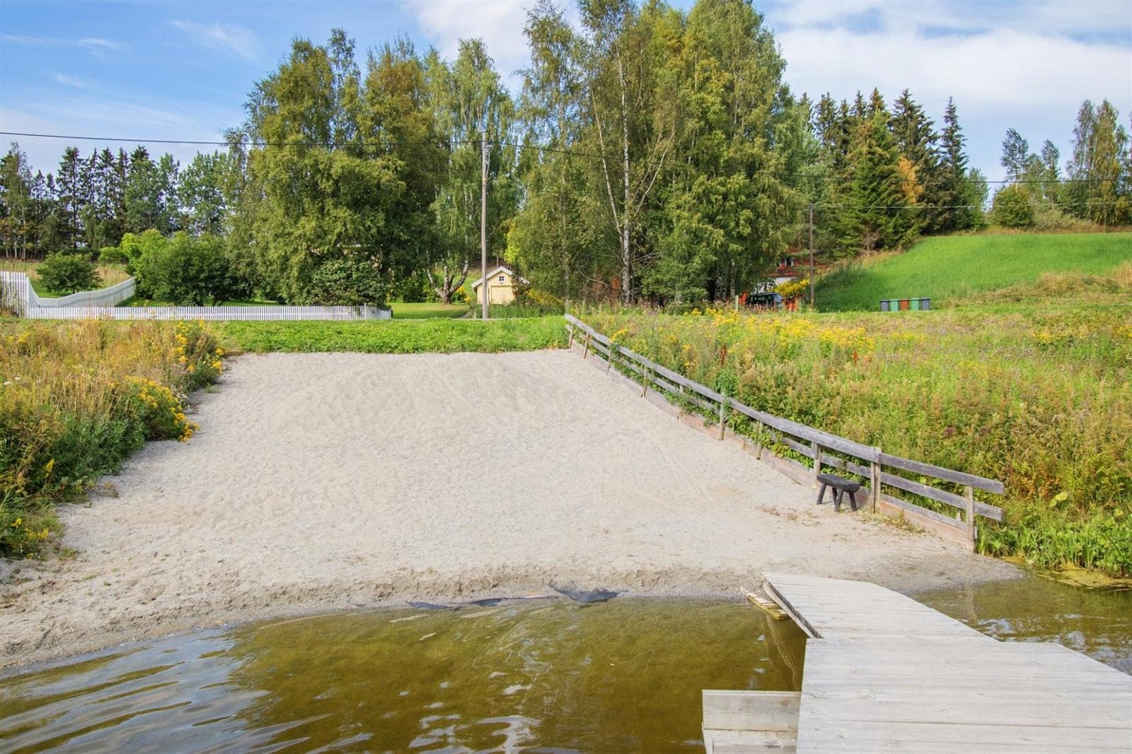 Bildet er tatt ved offentlig badeplass ved Kjevlingen og tilhører ikke eiendommen som selges. Galleribilde