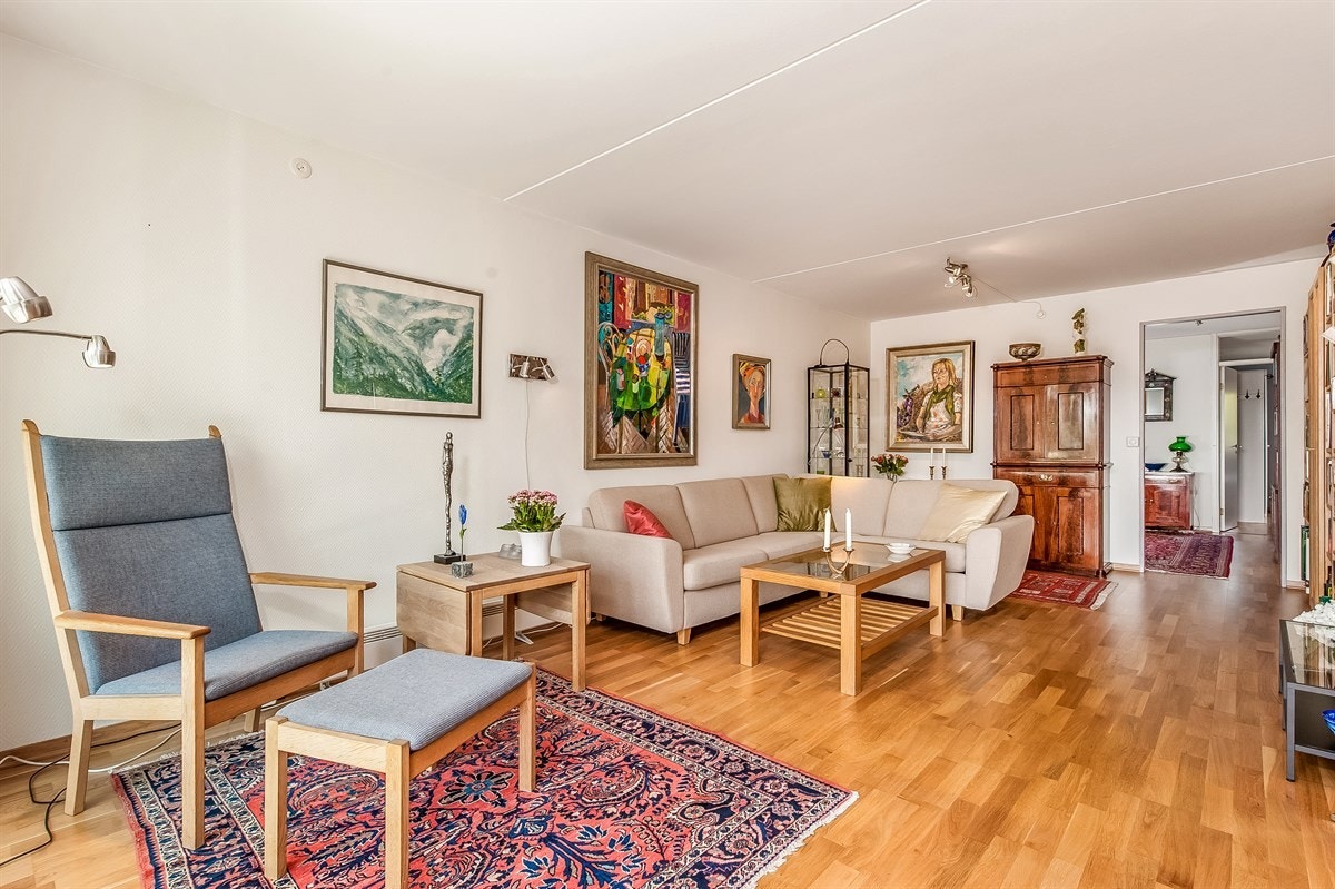 Stor stue som gir rom for mange innredningsmuligheter Galleribilde