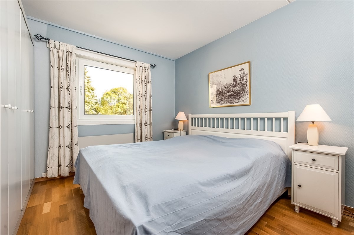 Romslig hovedsoverom med garderobeskap Galleribilde