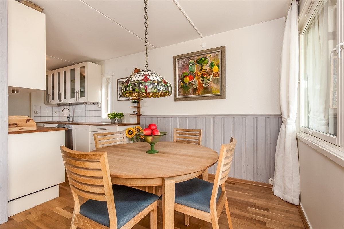 Romslig spiseplass i tilknytning til kjøkkenet Galleribilde