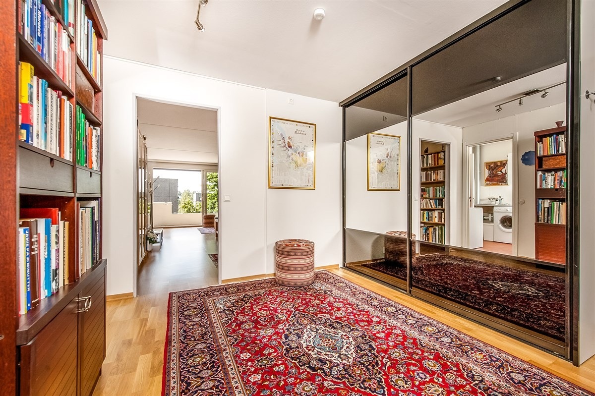 Luftig hall med stor skyvedørsgarderobe Galleribilde