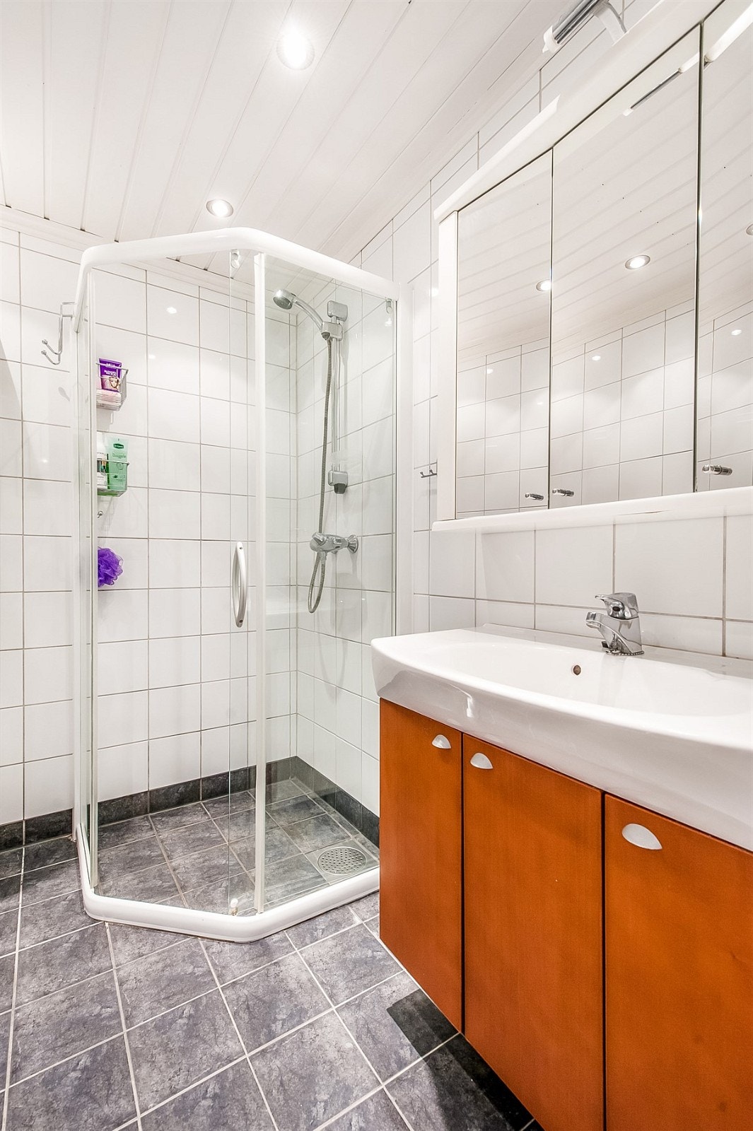 Badet har downlights i himling Galleribilde