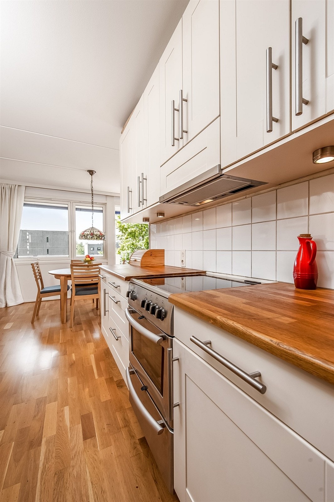 Kjøkkenet har delvis åpen løsning mot stue. Inngang i enden av kjøkkenet til praktisk vaskerom. Galleribilde