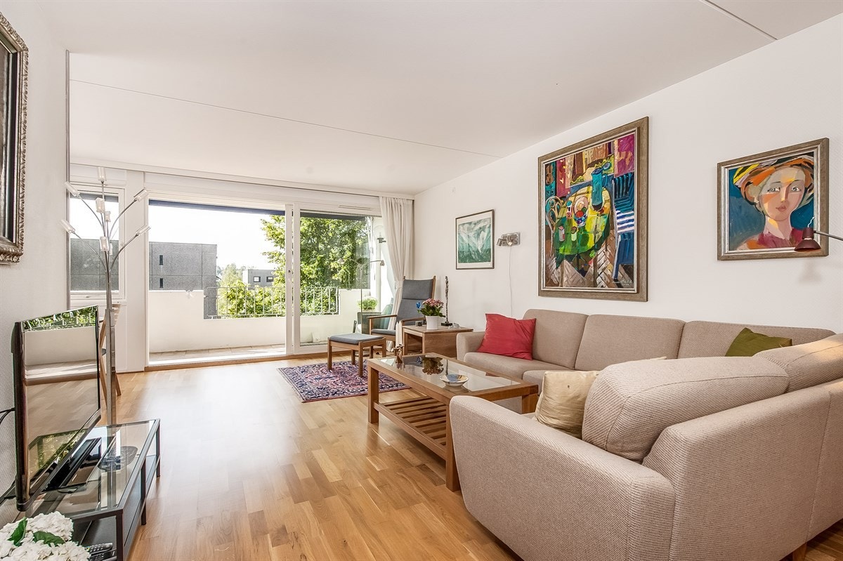 Lys og hyggelig stue med utgang til veranda Galleribilde