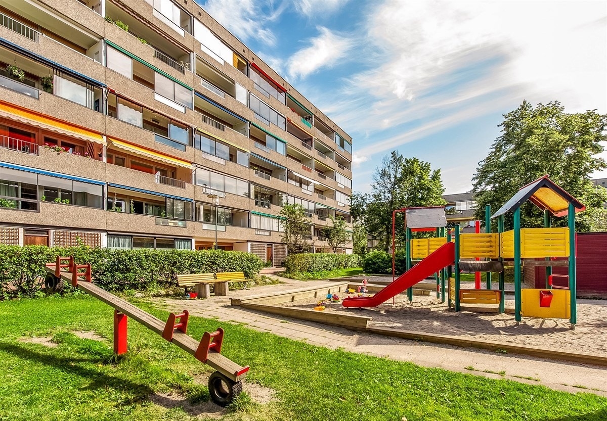 Flott lekeplass like bortenfor - fra verandaen kan man holde et øye med barna Galleribilde