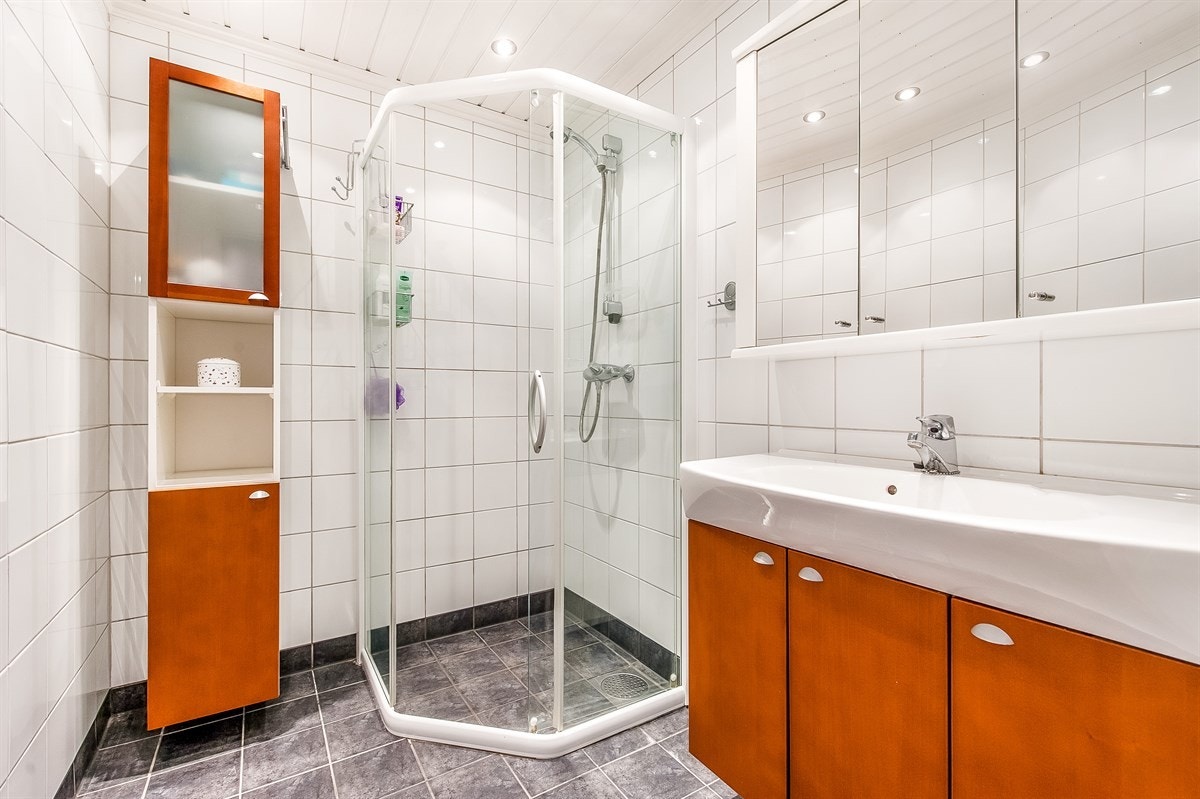 Pent flislagt bad med dusjplass og godt med skapinnredning Galleribilde