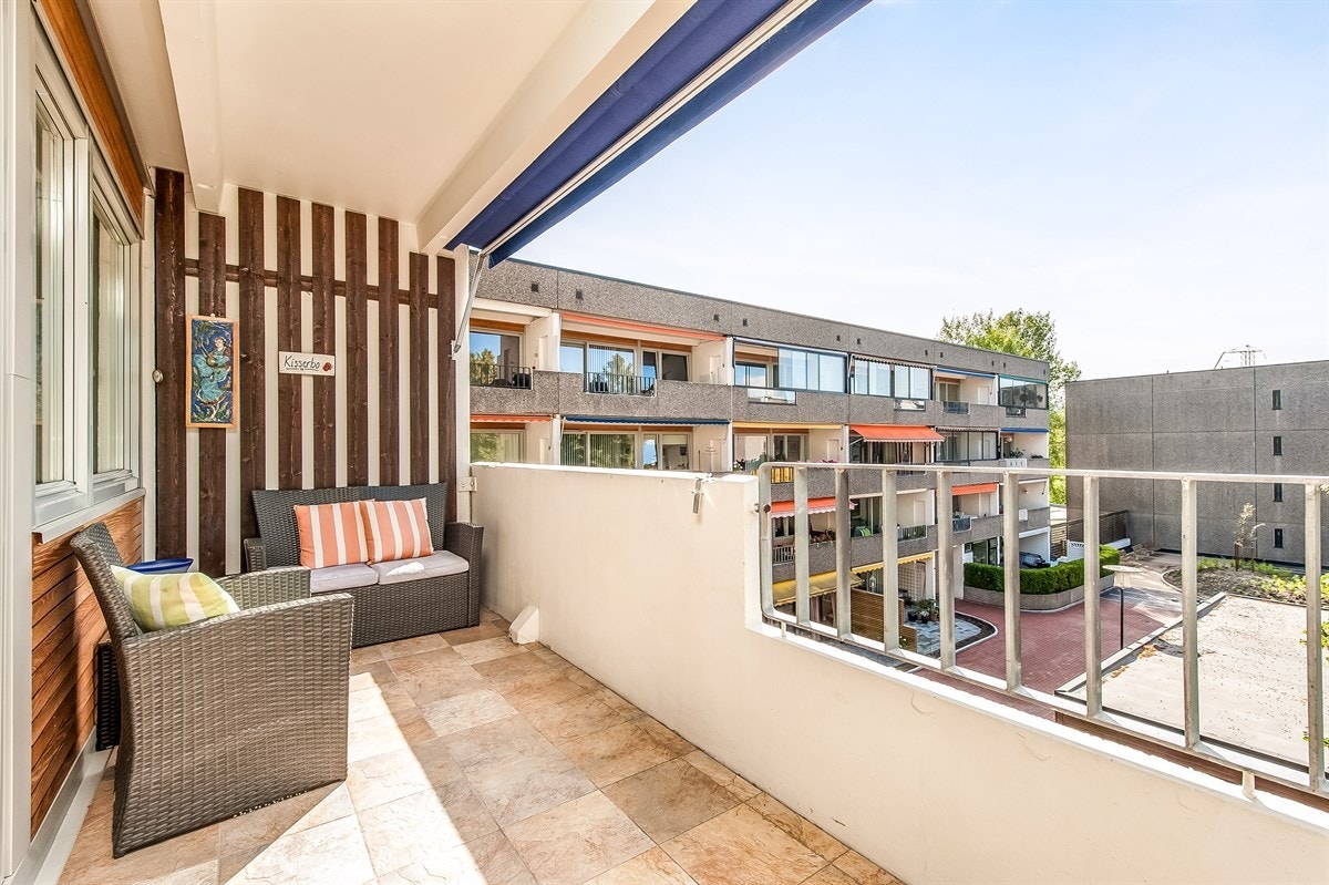 Verandaen har lekre italienske fliser på gulv og markise Galleribilde