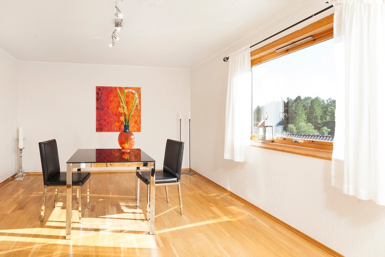 Kjøkkenet har god plass til spisebord, så nyt måltidene der eller langs den smarte barløsningen. Galleribilde