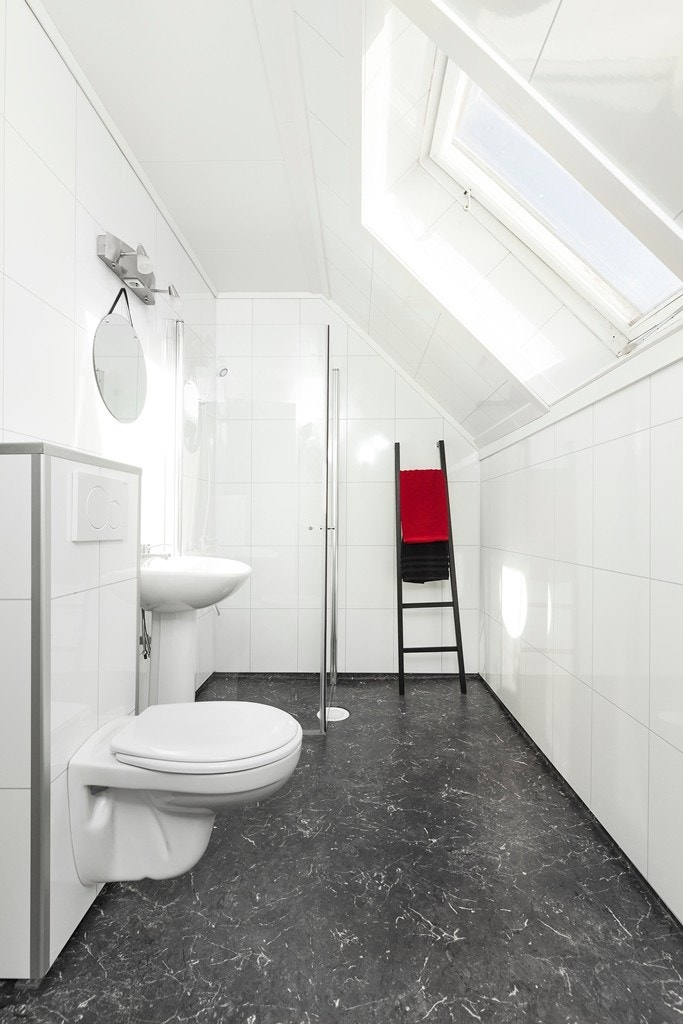 I 2.etasje ble badet oppgradert i 2013/2014. Det inneholder servant, vegghengt toalett, innfellbart dusjhjørne og dusjgarnityr. Galleribilde