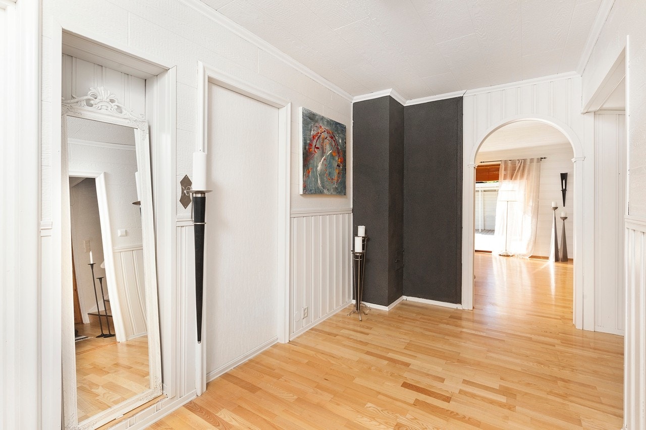 Du kommer inn i entréen i 1.etasje. Gangen er utstyrt med et garderobeskap under trappen som gir rikelig med plass til oppbevaring. Galleribilde