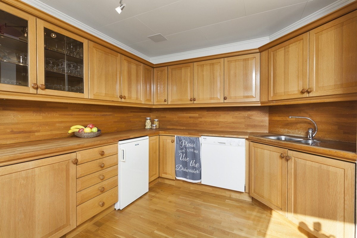 Verken skap eller benkplass er mangelvare i denne boligen, så her kan alle bidra med helgebaksten uten problemer. Galleribilde