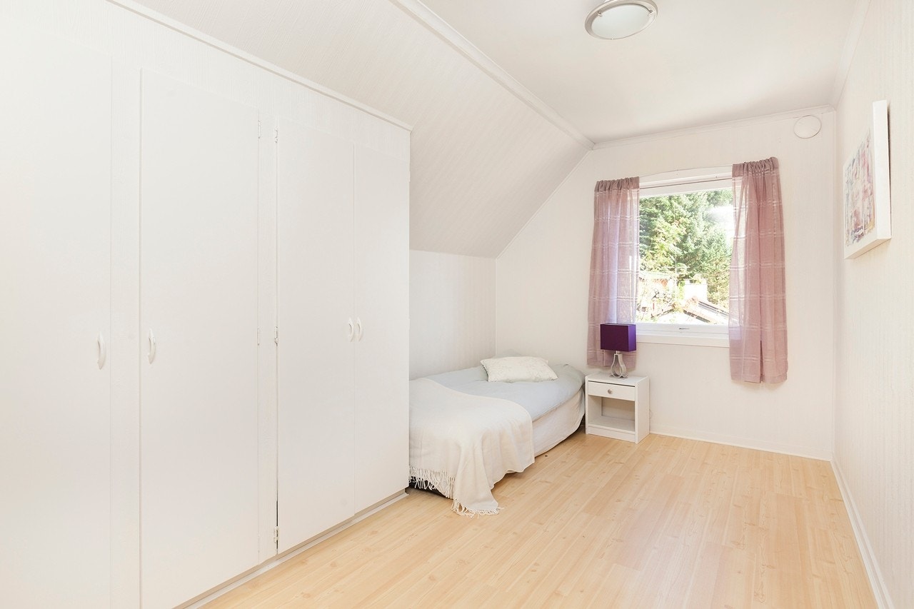 Boligen har totalt 3 soverom som du finner i 2. etasje hvor to av dem har innebygd garderobeskap. Galleribilde