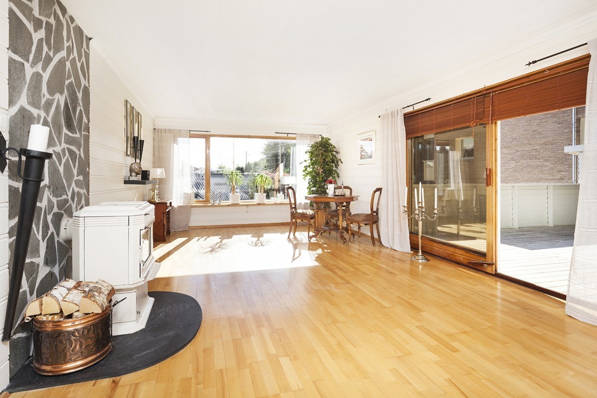 Beveger vi oss ut av kjøkkenet kommer vi til en nydelig stue. Stuen har parkett på gulv, peisovn med glassfront og direkte utgang til en sør-vestvendt terrasse på hele 47,1kvm. Galleribilde