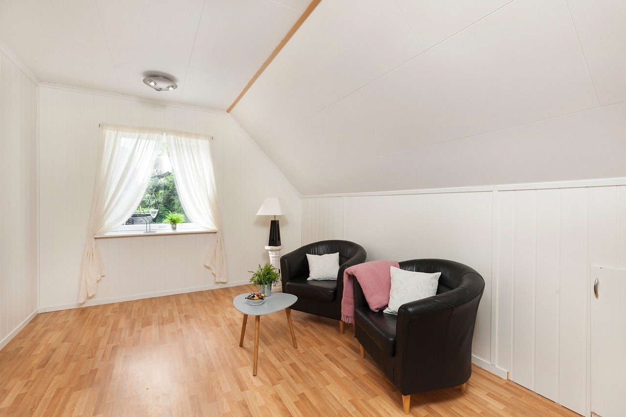 Du finner en loftstue i 2.etasje som sjeldent slår feil. Her kan ungene samles og leke i fred uten forstyrrelser fra mor og far. Galleribilde