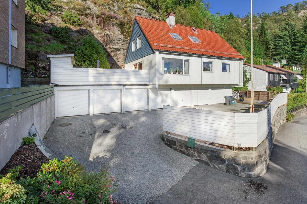 Eie Eiendomsmegling har gleden av å presentere denne flotte eneboligen i Øyjordsveien 23. Galleribilde