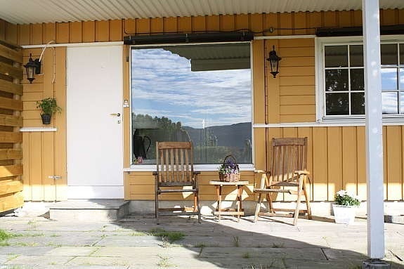 Inngangsparti med hellebelagt terrasse Galleribilde