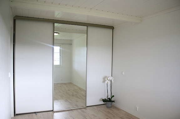 Soverom med stor "walk in" garderobe Galleribilde