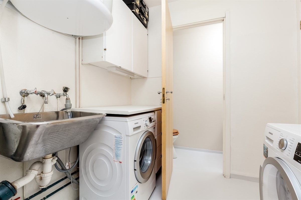 Praktisk vaskerom med inngang til separat wc. Galleribilde