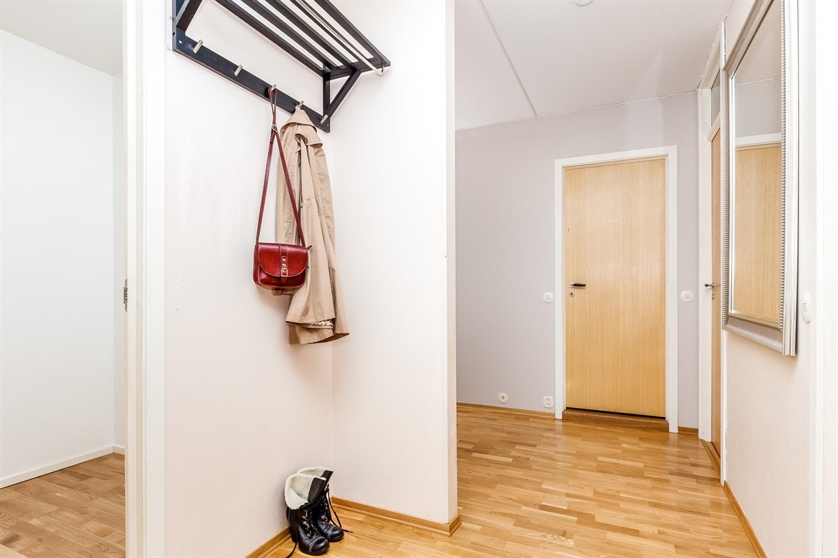 Entrè med inngang til innvendig bod/garderobe Galleribilde