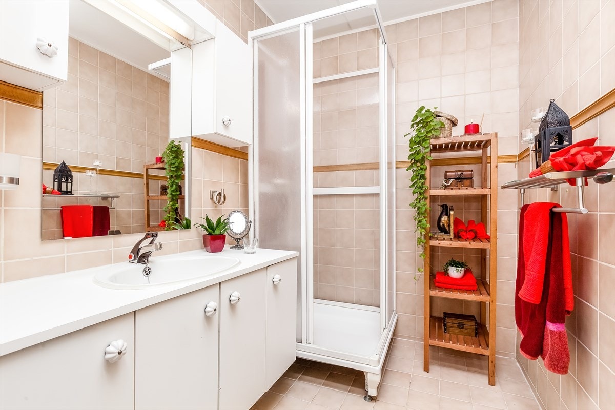 Eldre flislagt bad med potensiale. Separat wc ligger vegg i vegg og gir mulighet for å slå sammen rommene til ett stort bad. Galleribilde