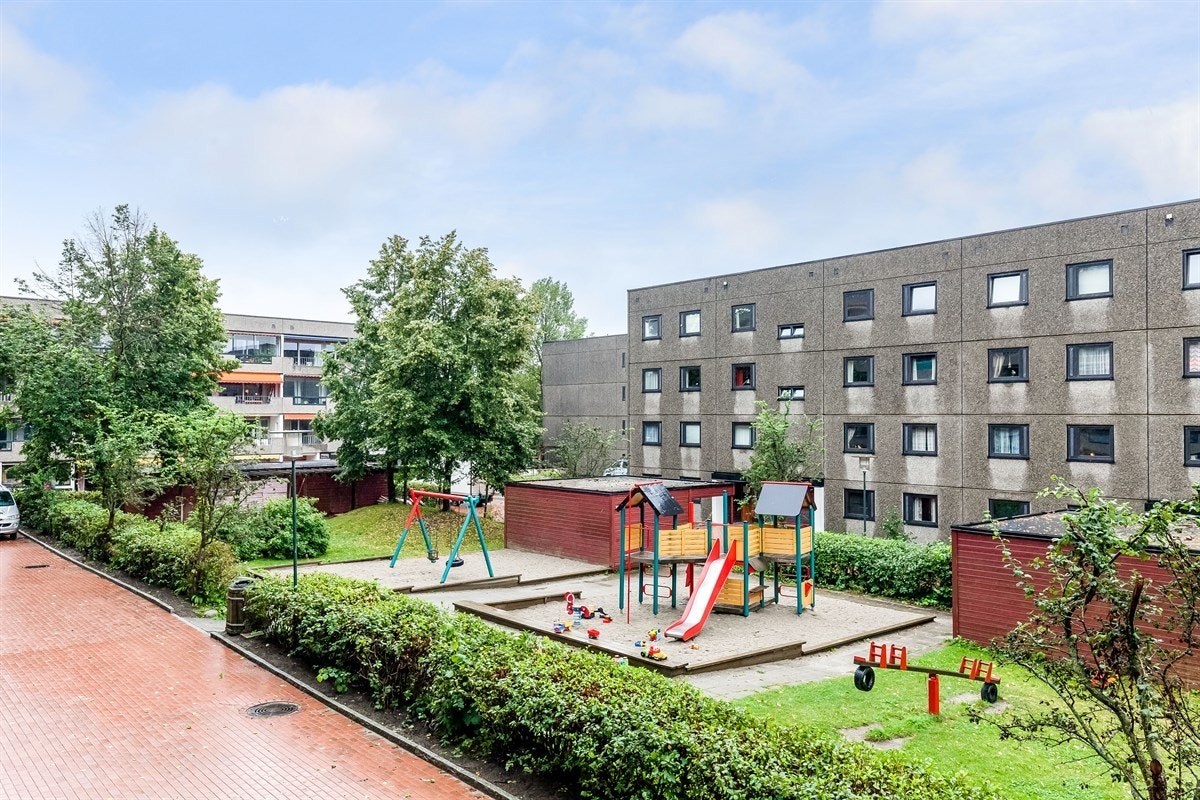 Flotte fellesarealer rett utenfor oppgangen med hyggelige sittegrupper og lekeplasser for de minste Galleribilde