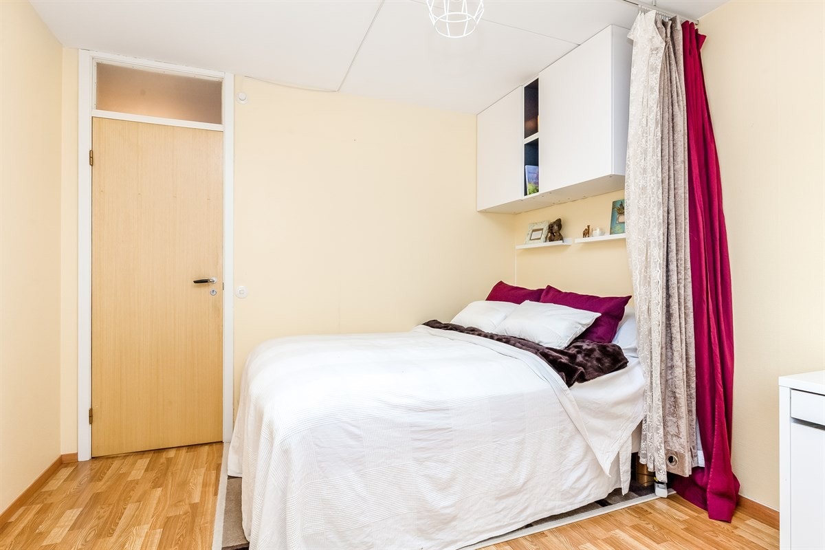 Overskap på veggen gir ekstra oppbevaringsplass Galleribilde