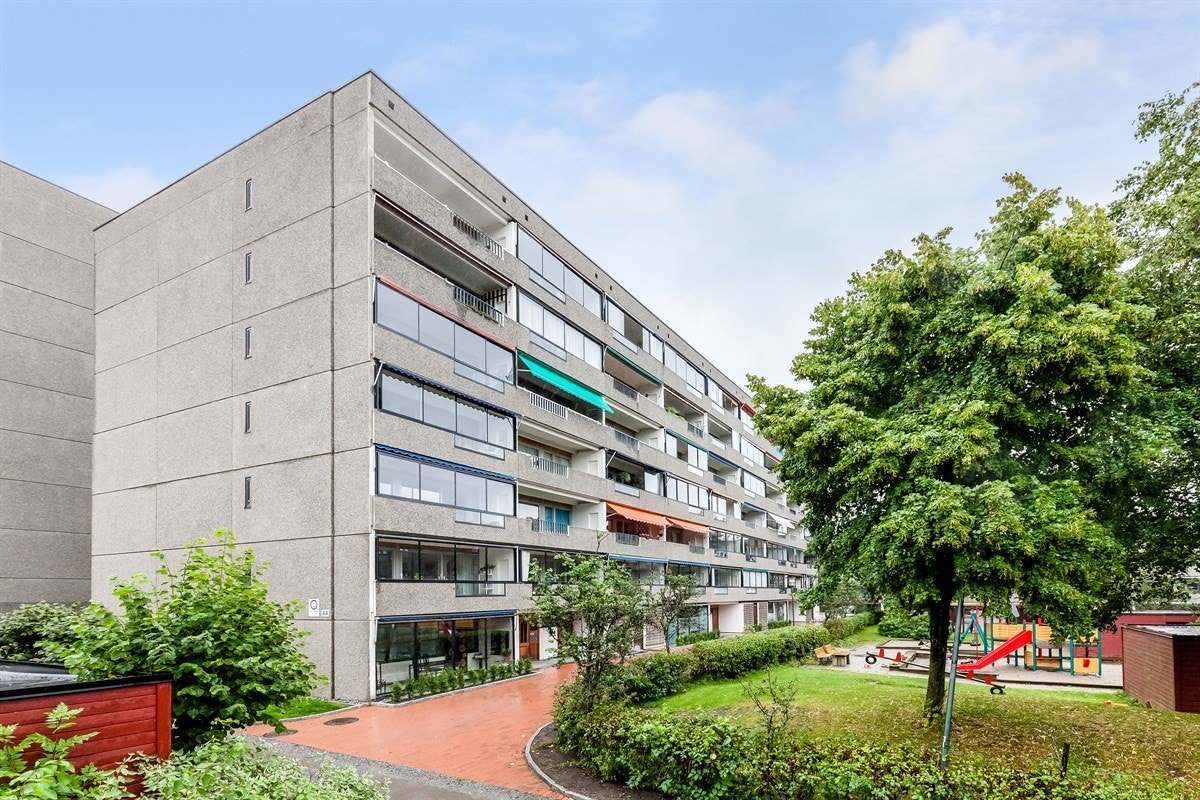 Hovseterveien 44 A har en solrik beliggenhet og det er heis i bygget som fører direkte ned til felles garasjeanlegg Galleribilde