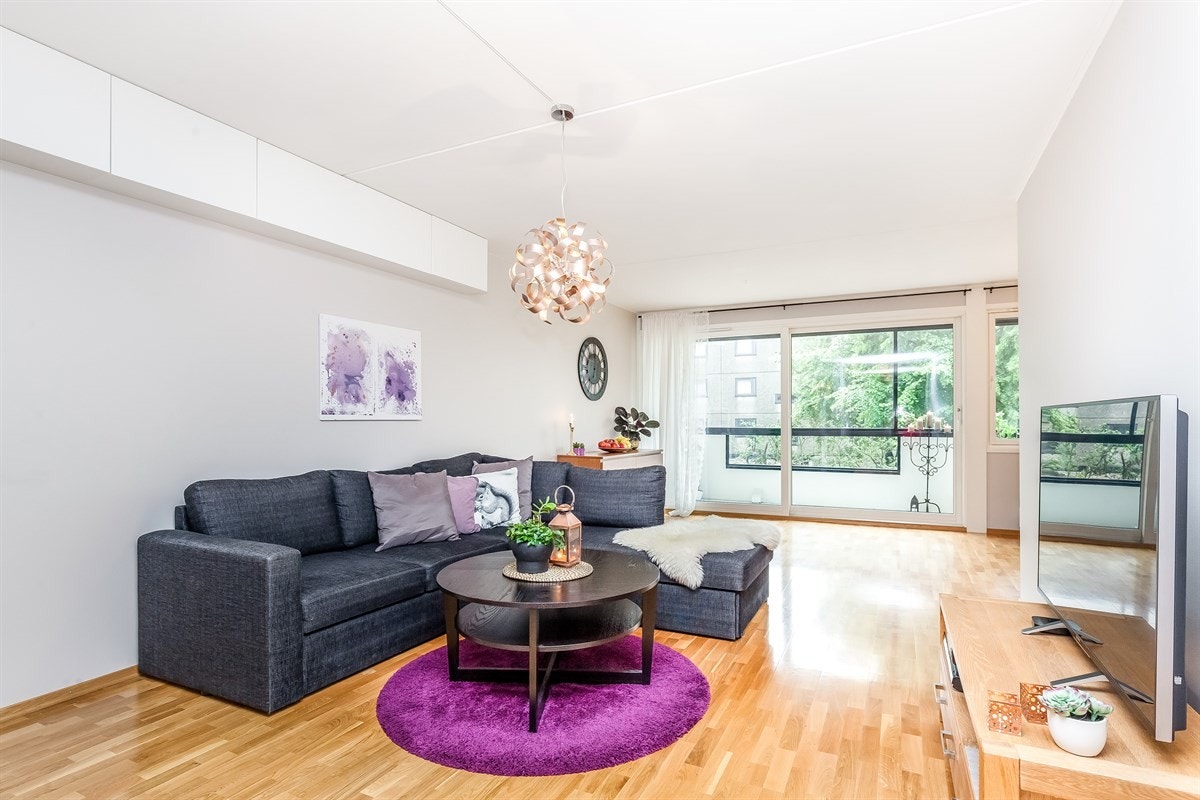 Stuen er romslig med store lysflater og skyvedør ut mot veranda Galleribilde