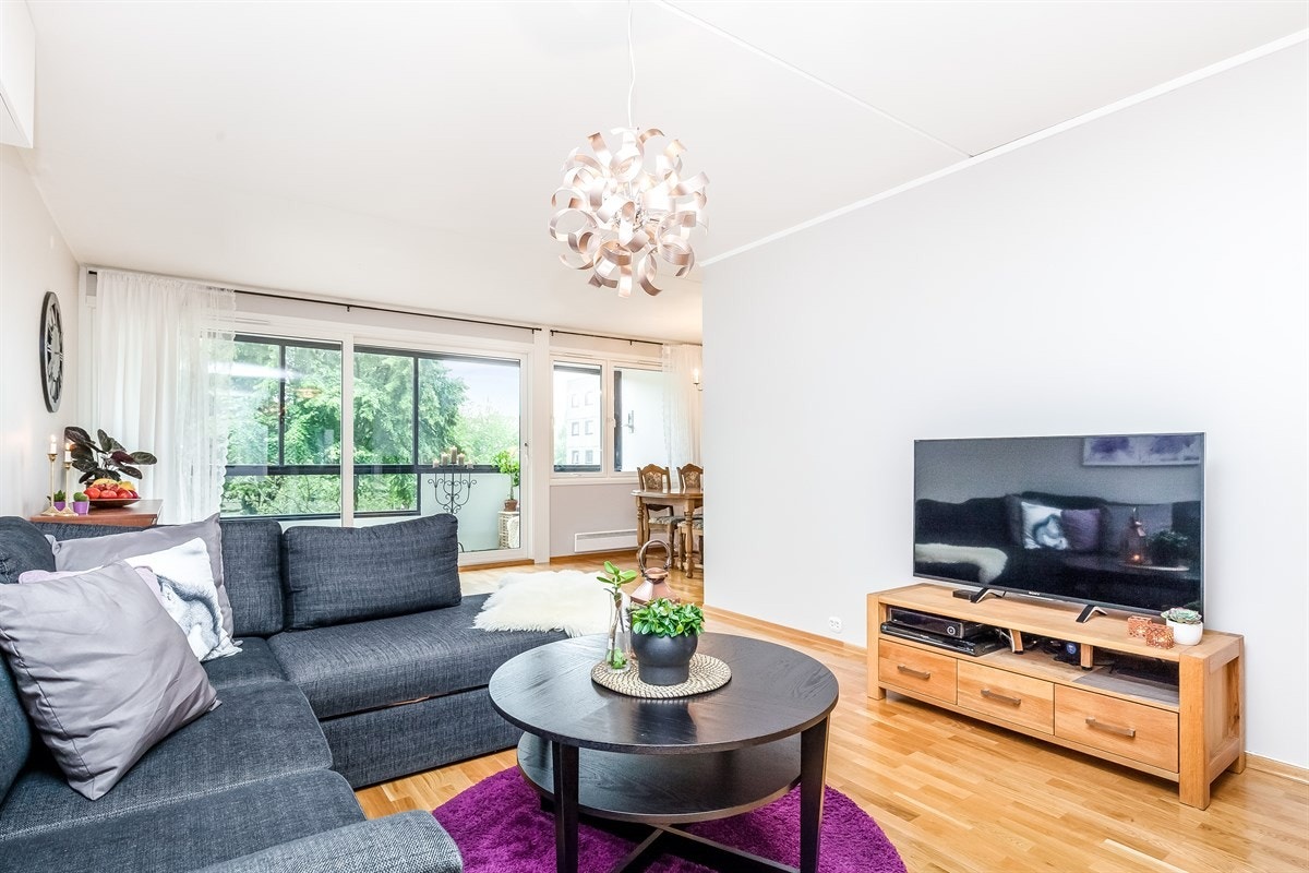 Lys og trivelig stue med pent parkettgulv og nysparklede vegger Galleribilde