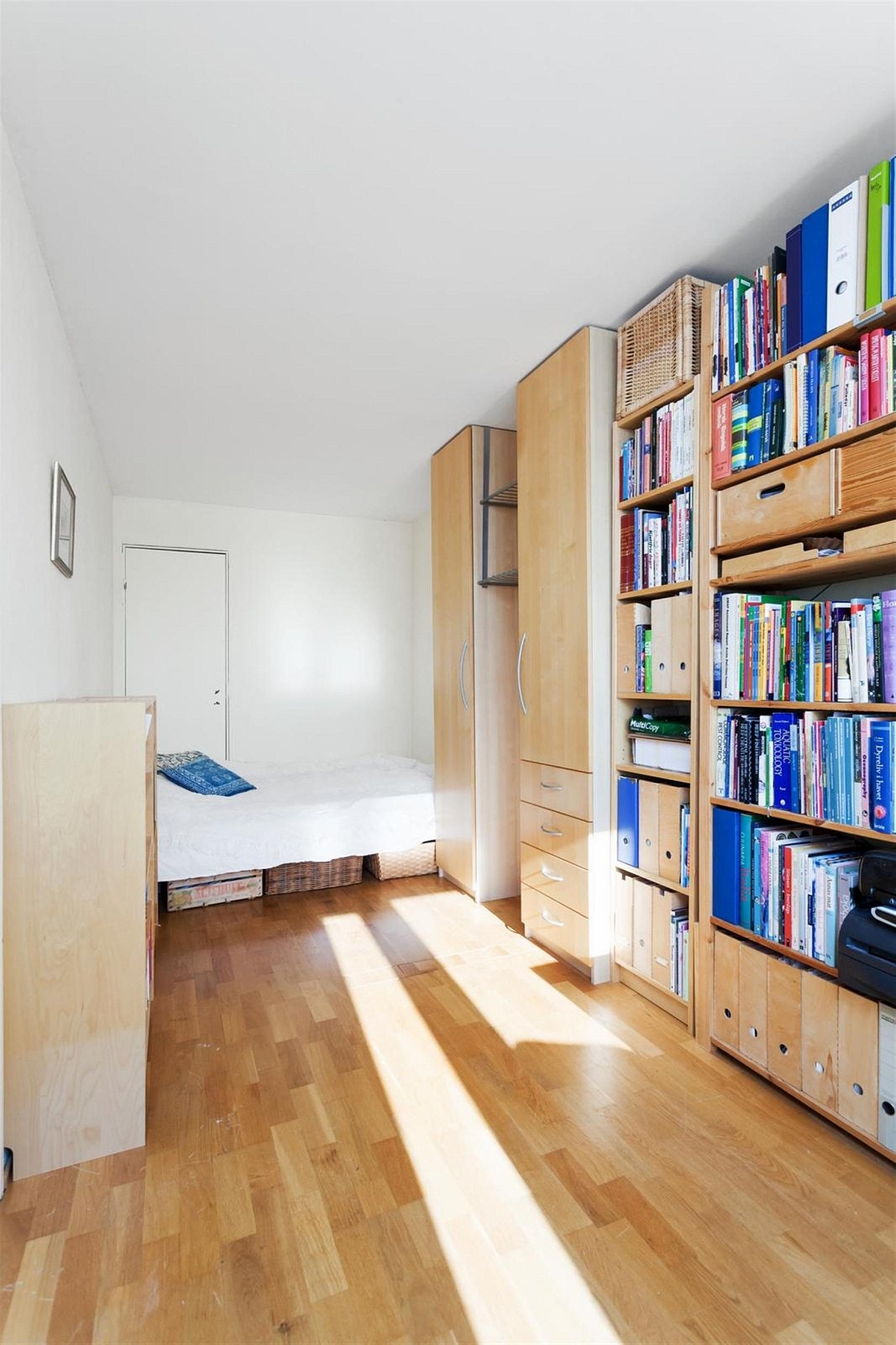 Soverom med mye plass til garderobeskap og mulighet for 2 dører slik at man kan lage separat kontorplass. Galleribilde