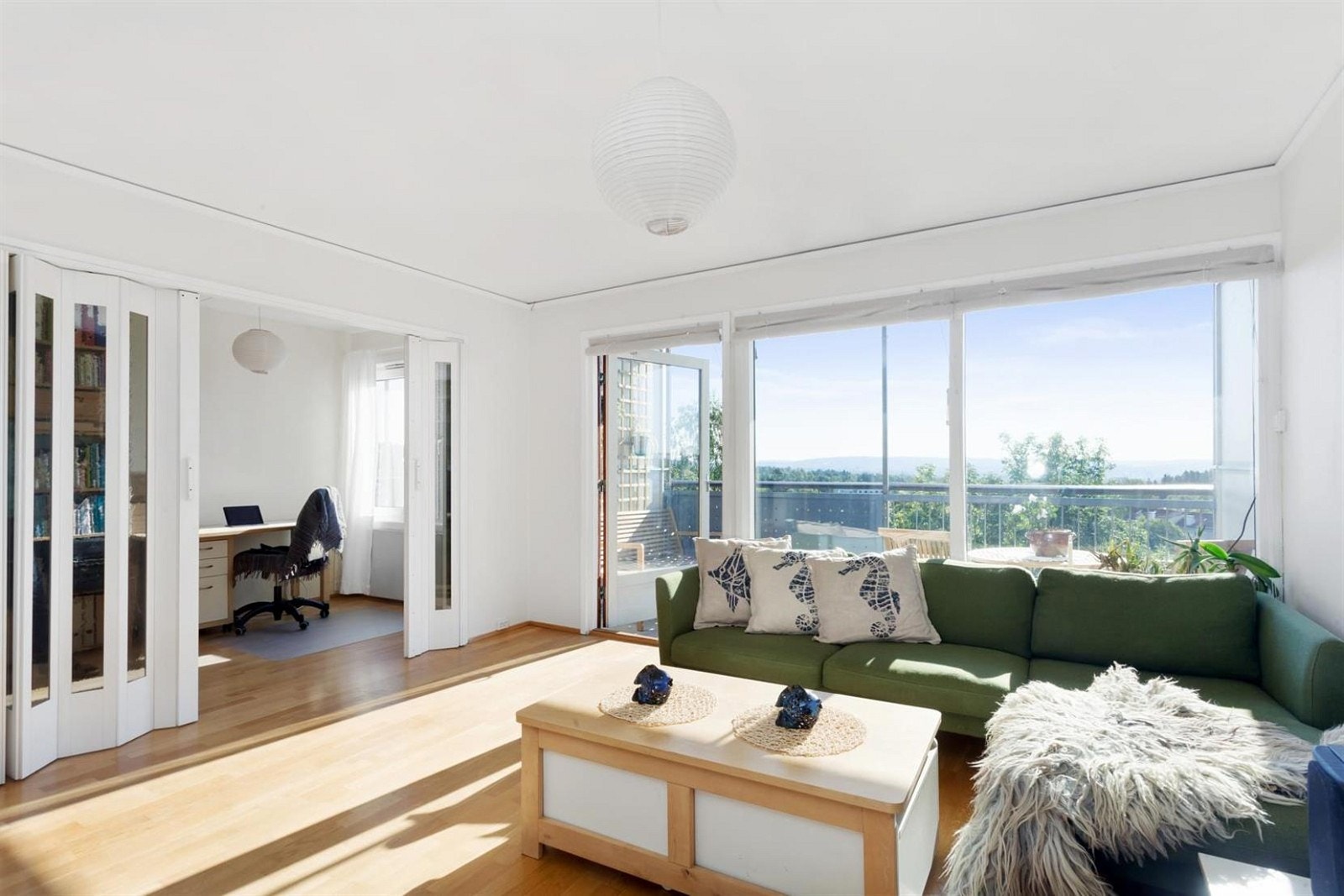 Store vinduer i stuen slipper inn mye naturlig lys. Galleribilde