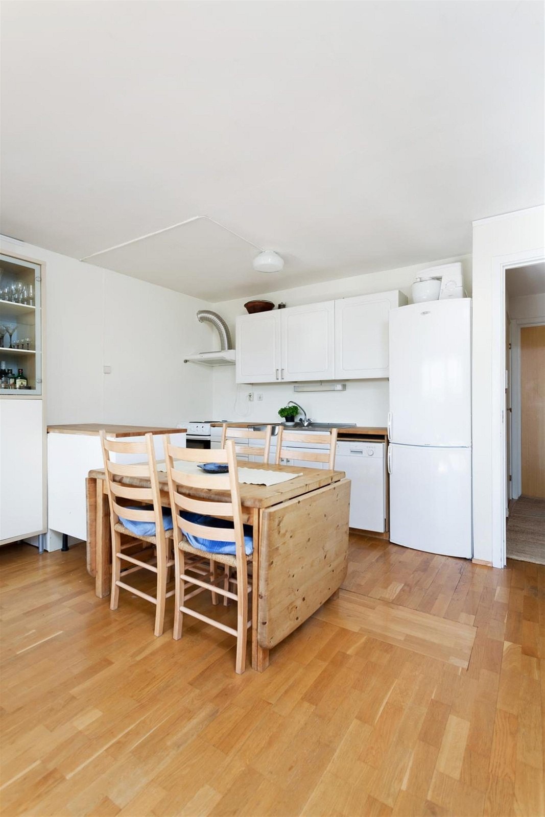 Kjøkken med spiseplass. Galleribilde