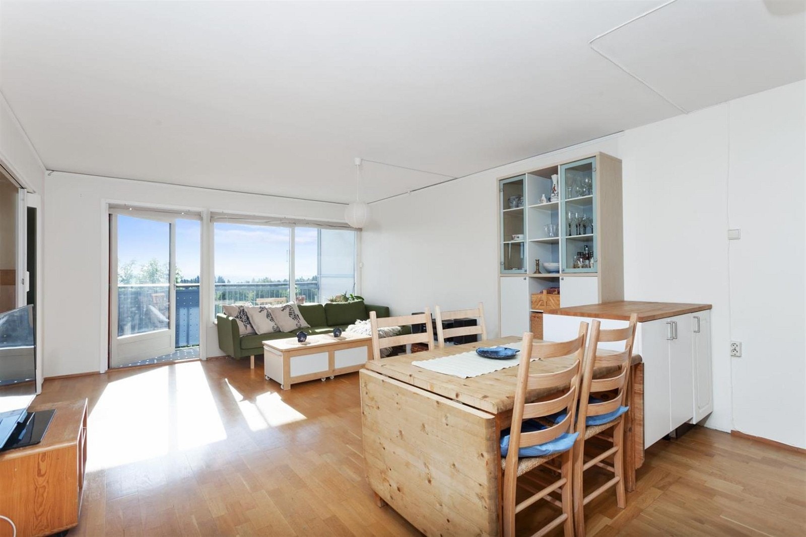 Naturlig plass til spisegruppe mellom kjøkken og stue. Galleribilde