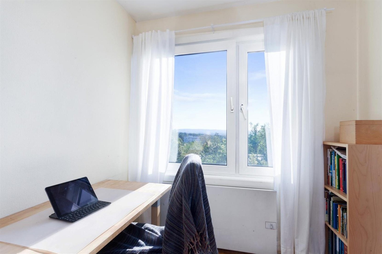 Stort vindu slipper inn mye naturlig lys. Galleribilde