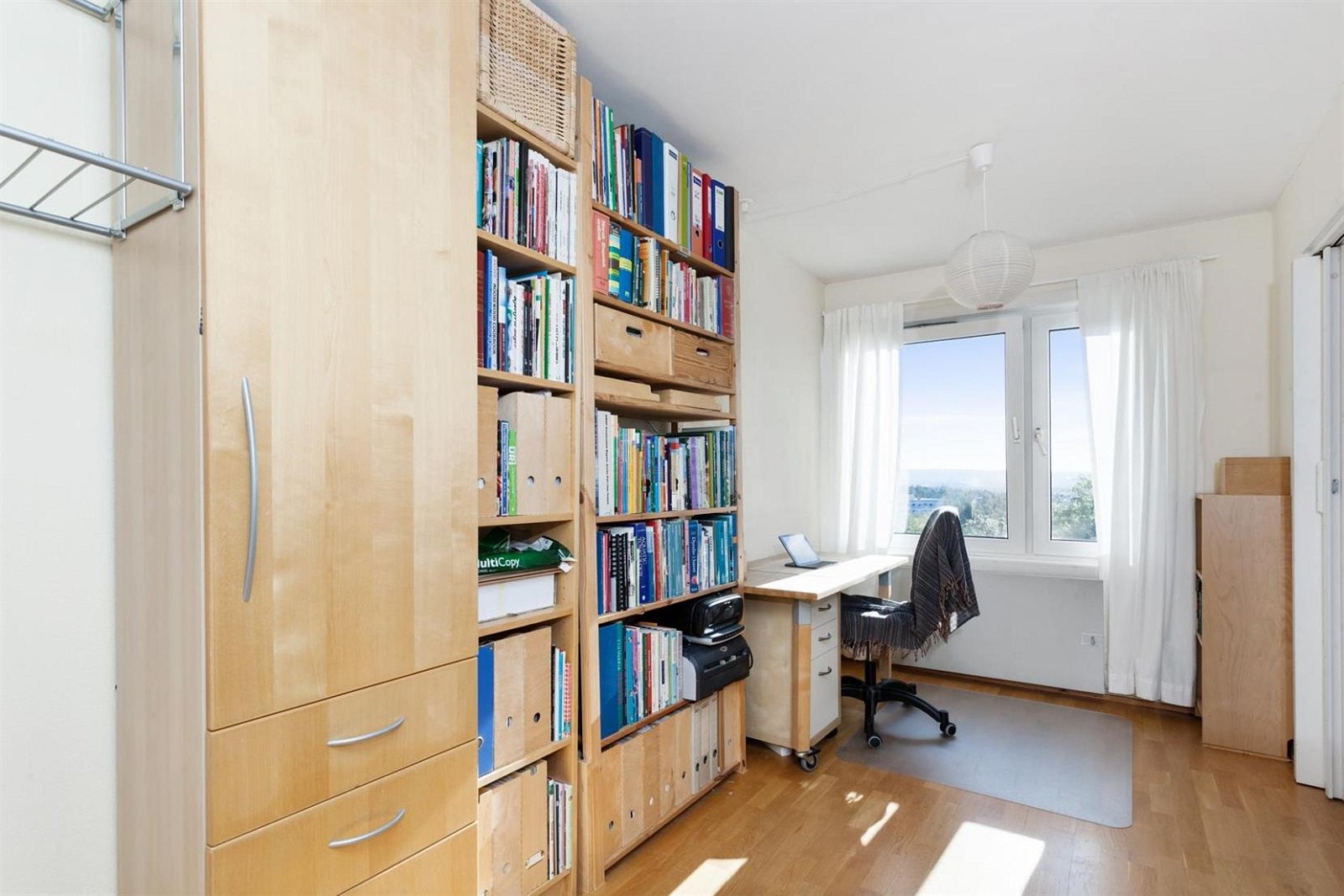 Stort soverom med egen kontorplass. Galleribilde