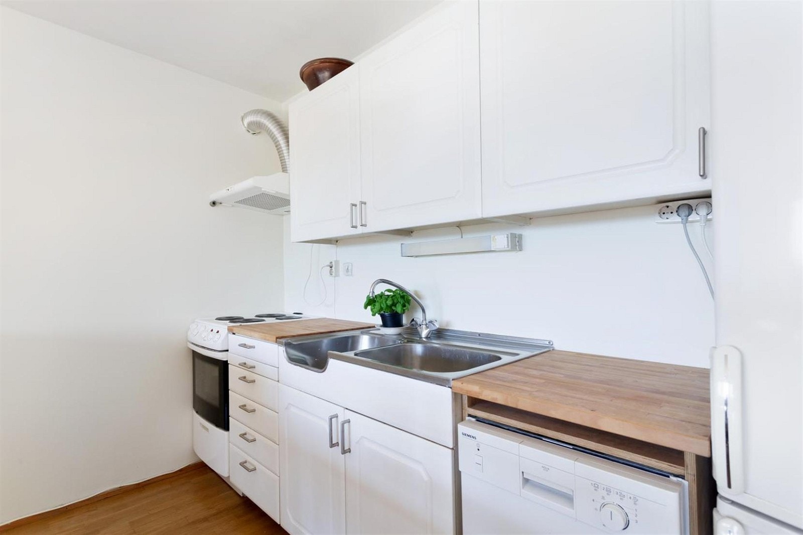 Kjøkken med opplegg for oppvaskmaskin. Galleribilde