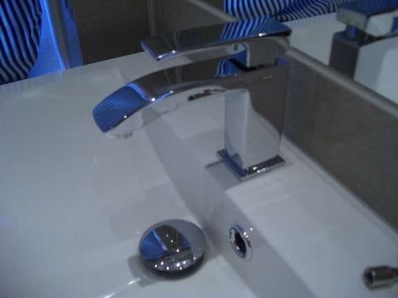 Bad - servant med underskap Galleribilde