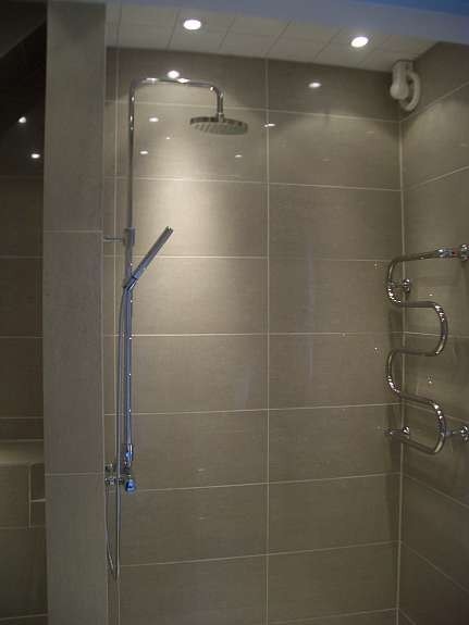 Bad med downlights Galleribilde