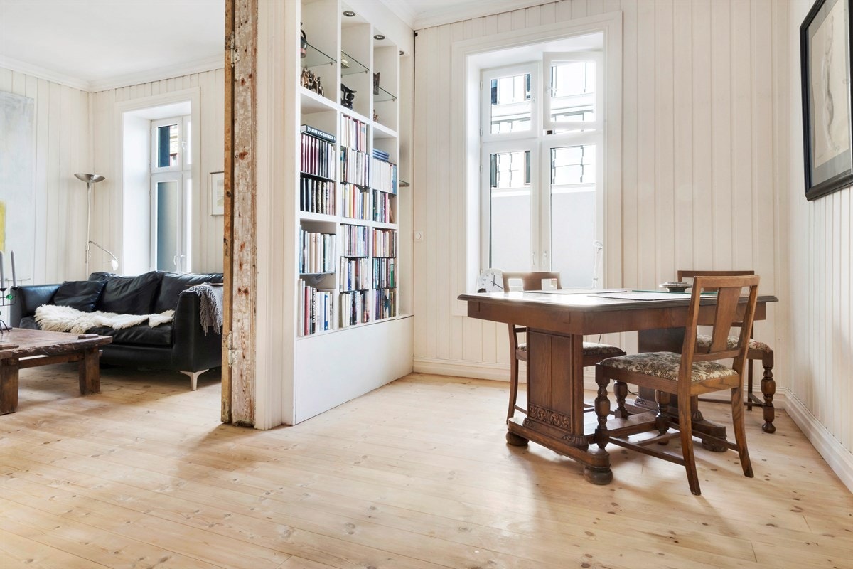 Boligen har også en flott, separat spisestue med et originalt teglsteinshjørne. Også her er det en vakker gipsrosett i taket og takhøye vinduer. Galleribilde