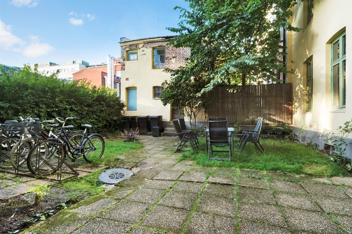 Boligen har tilgang til en trivelig felles bakgård. Galleribilde
