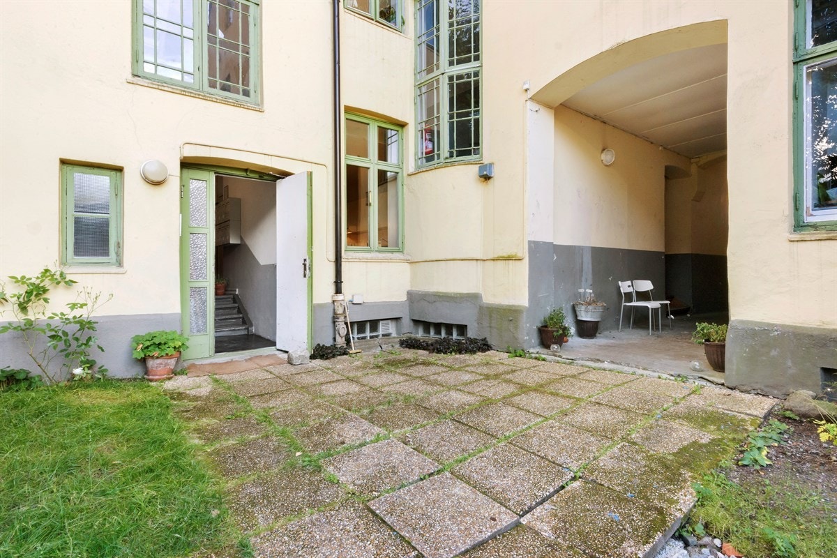 Her er det opparbeidet med plenareal, heller, beplantning, samt felles sykkelparkering. Det er også satt opp sittegrupper der man kan nyte ettermiddagssol, felles samvær og hygge. Galleribilde