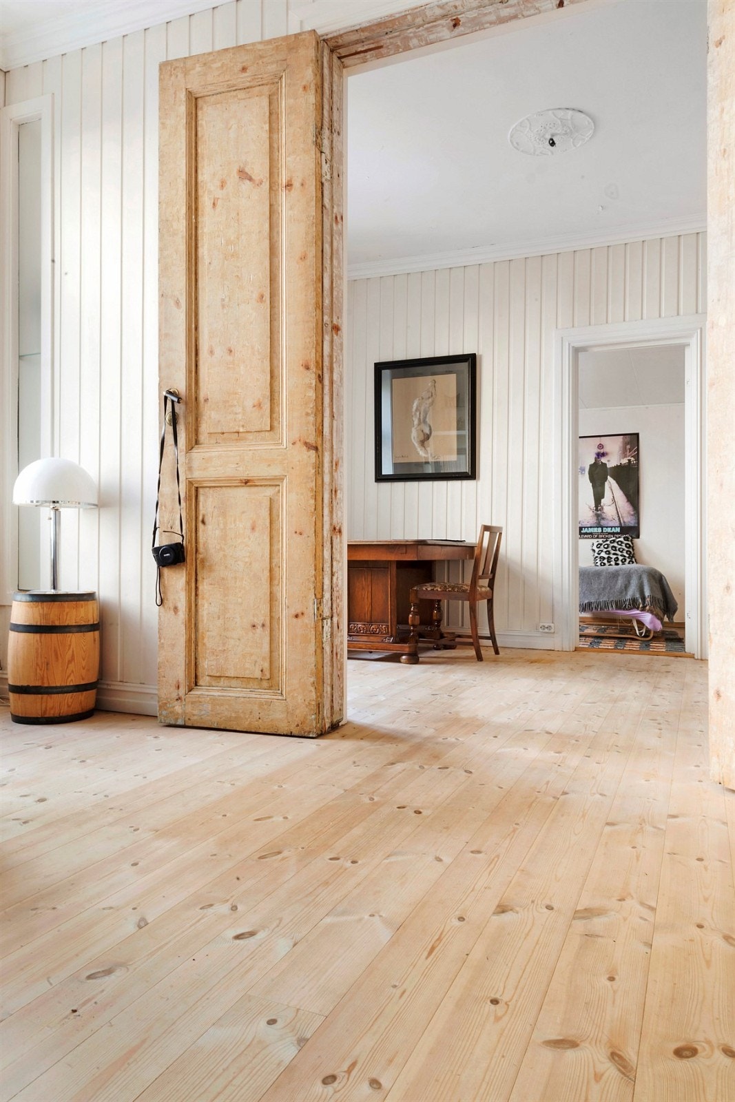 Det er nylagt furugulv og fine profilerte trelister langs tak, gulv, vinduer og dører, samt malt trepanel på vegger. I tillegg er det en innebygd bokhylle med glassplater og downlights. Rommet er etterisolert mot yttervegger. Galleribilde