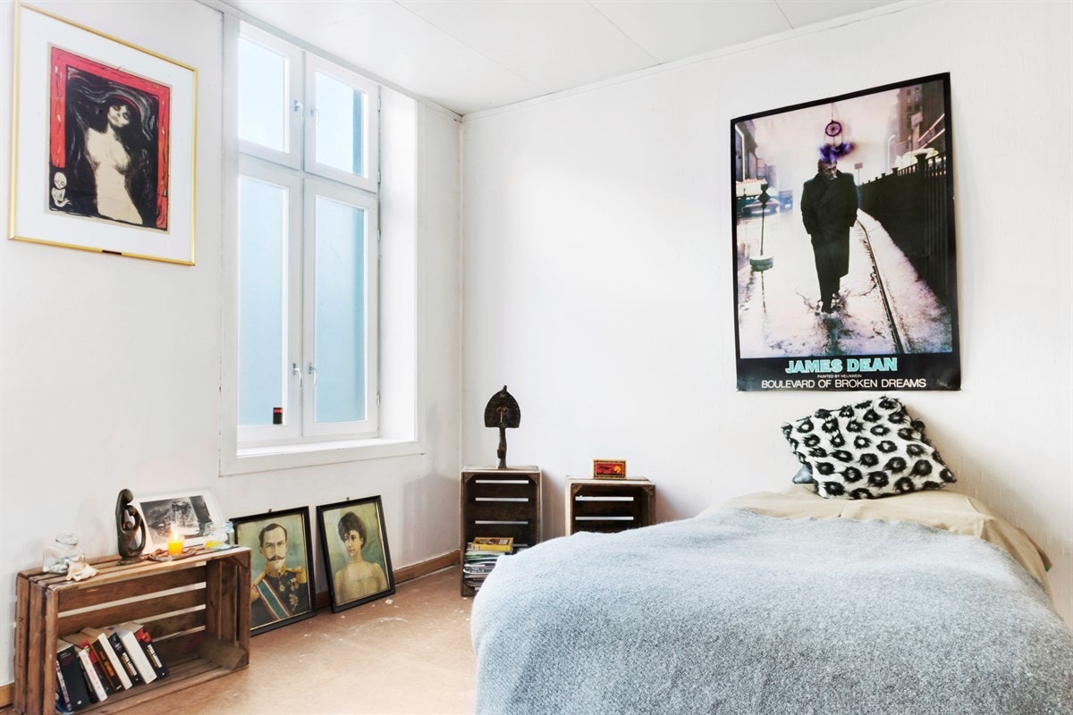 Leiligheten har et romslig soverom med god takhøyde og to store skyvedørsgarderober Galleribilde