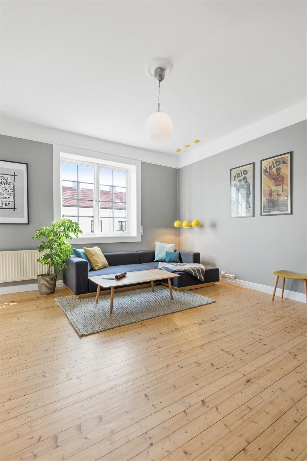 Vendt ut mot hyggelige Knut Graahs gate finner man den store stuen. Her finner man alle de klassiske detaljene man forventer av en leilighet i Søylegården. Galleribilde