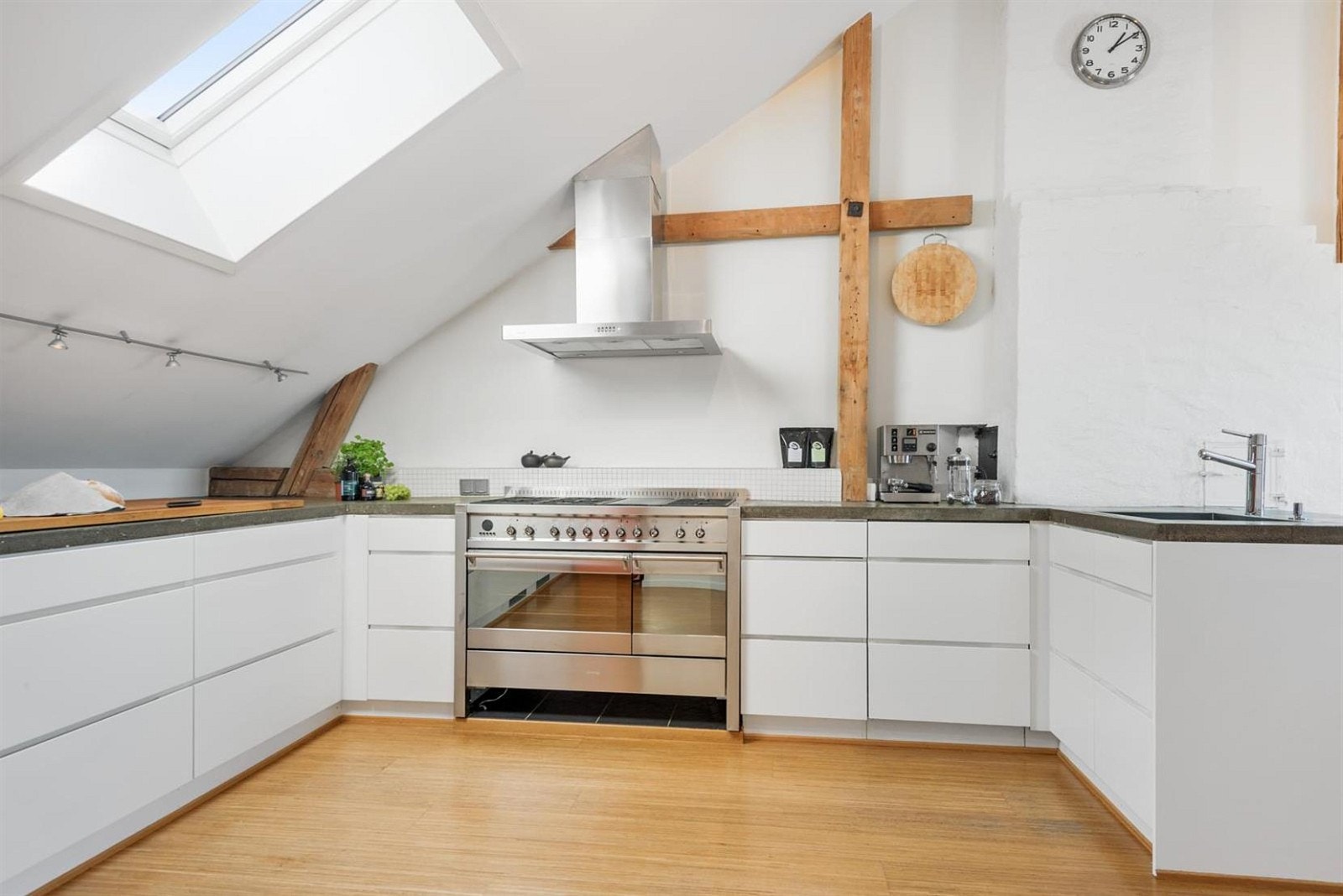 Kjøkkenet har rikelig med skap- og benkeplass, eksklusive hvitevarer og endeløst med flotte detaljer. Galleribilde