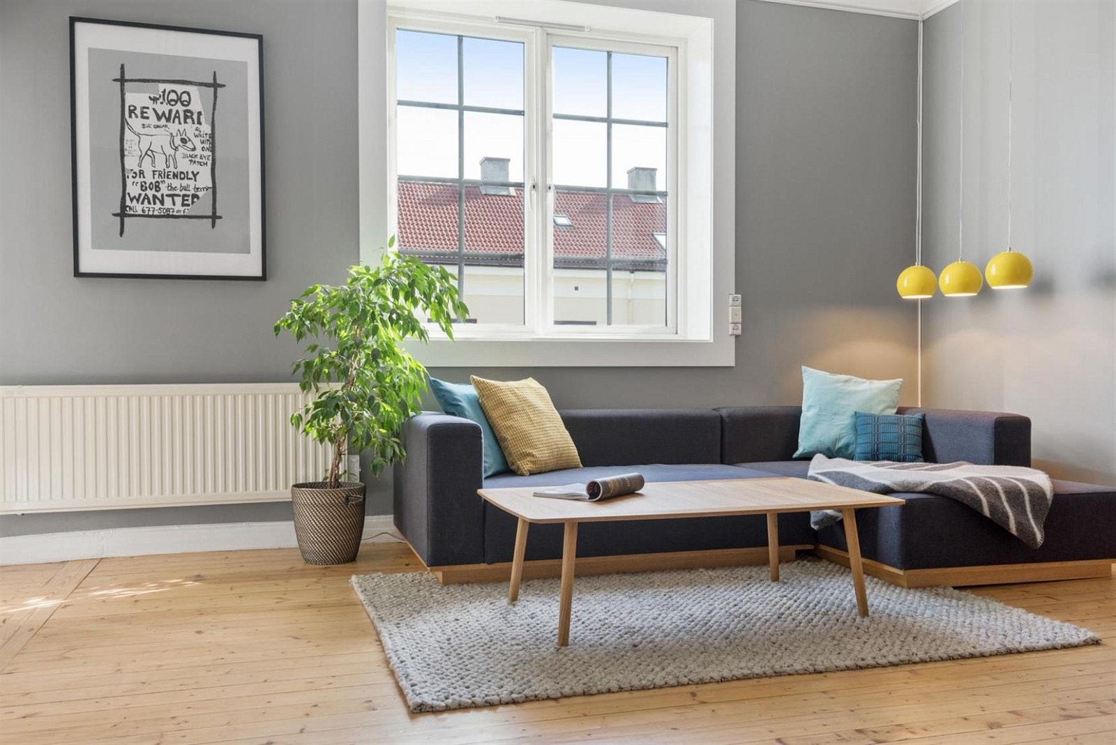 I Stuen er det et stort vindu som gir rikelig med naturlig lys og god romfølelse. Galleribilde