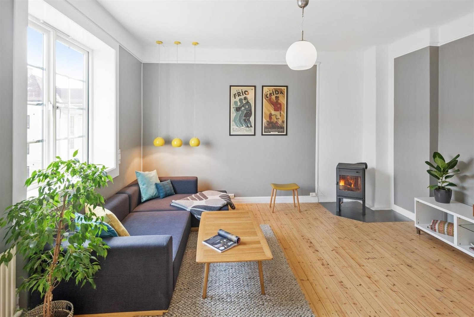 Stuen har klassike detaljer som originale tregulv, god takhøyde(ca. 2,80), stort vindu og ildsted. God plass til sofagruppe, bord og tv-benk. Galleribilde