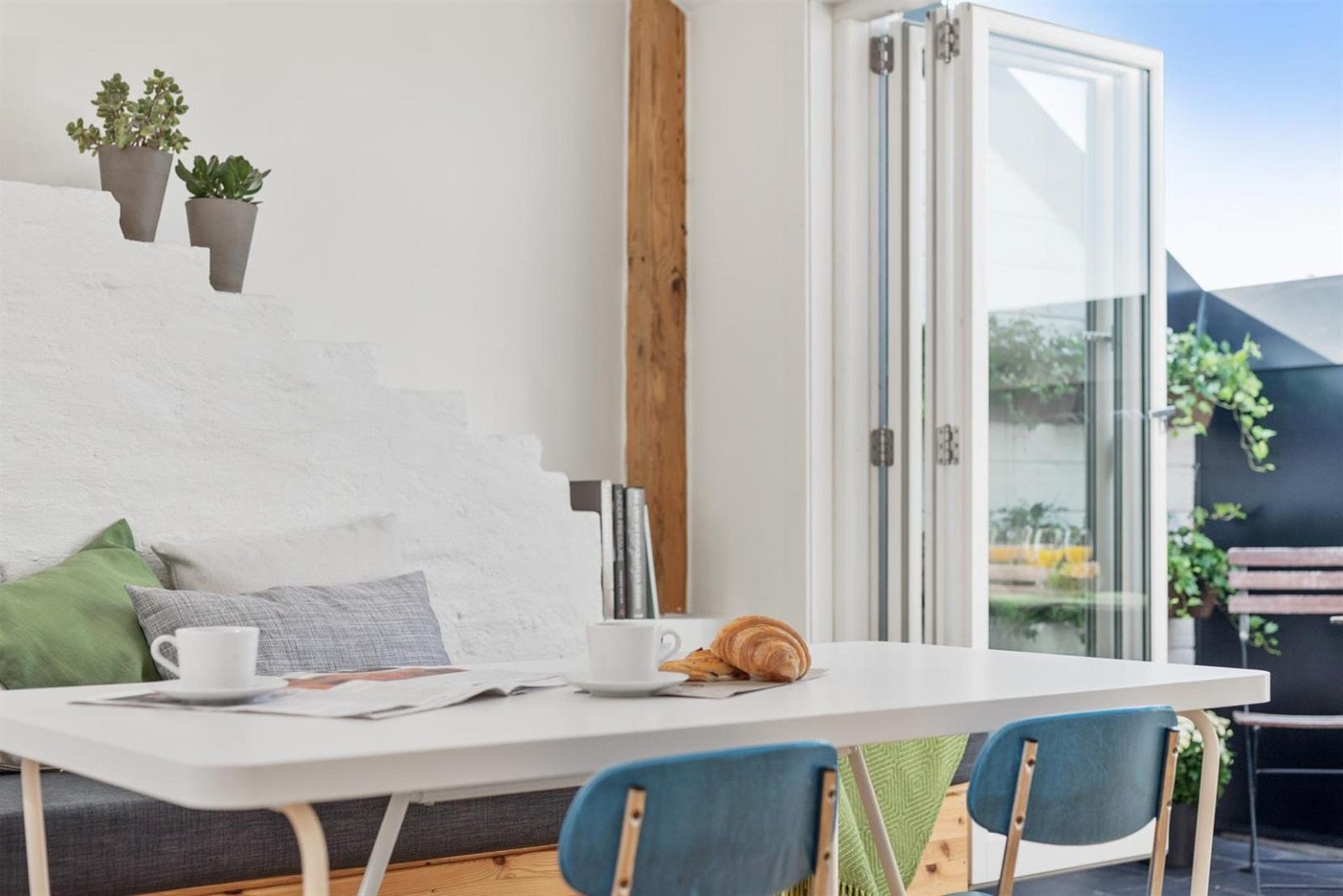 Ved siden av kjøkkenet er det en hyggelig plass til spisestuegruppe. God plass til spisebord, stoler og i dag står det en benk langs langveggen med ekstra lagringsplass. Drar man balkongdørene til side blir dette en naturlig forlengelse av loftsetasjen. Galleribilde